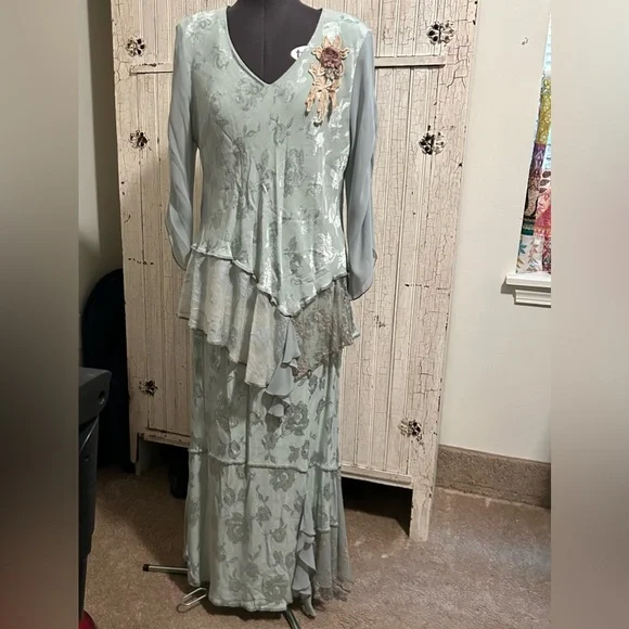 Chic Floral Long Sleeve Dress in Soft Green - Picture 1 of 5